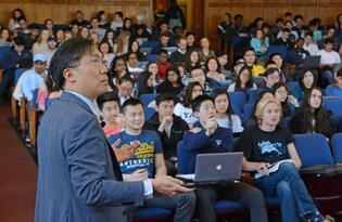 Dean and Professor Marvin Chun lectures to a hall of undergraduate studentss.